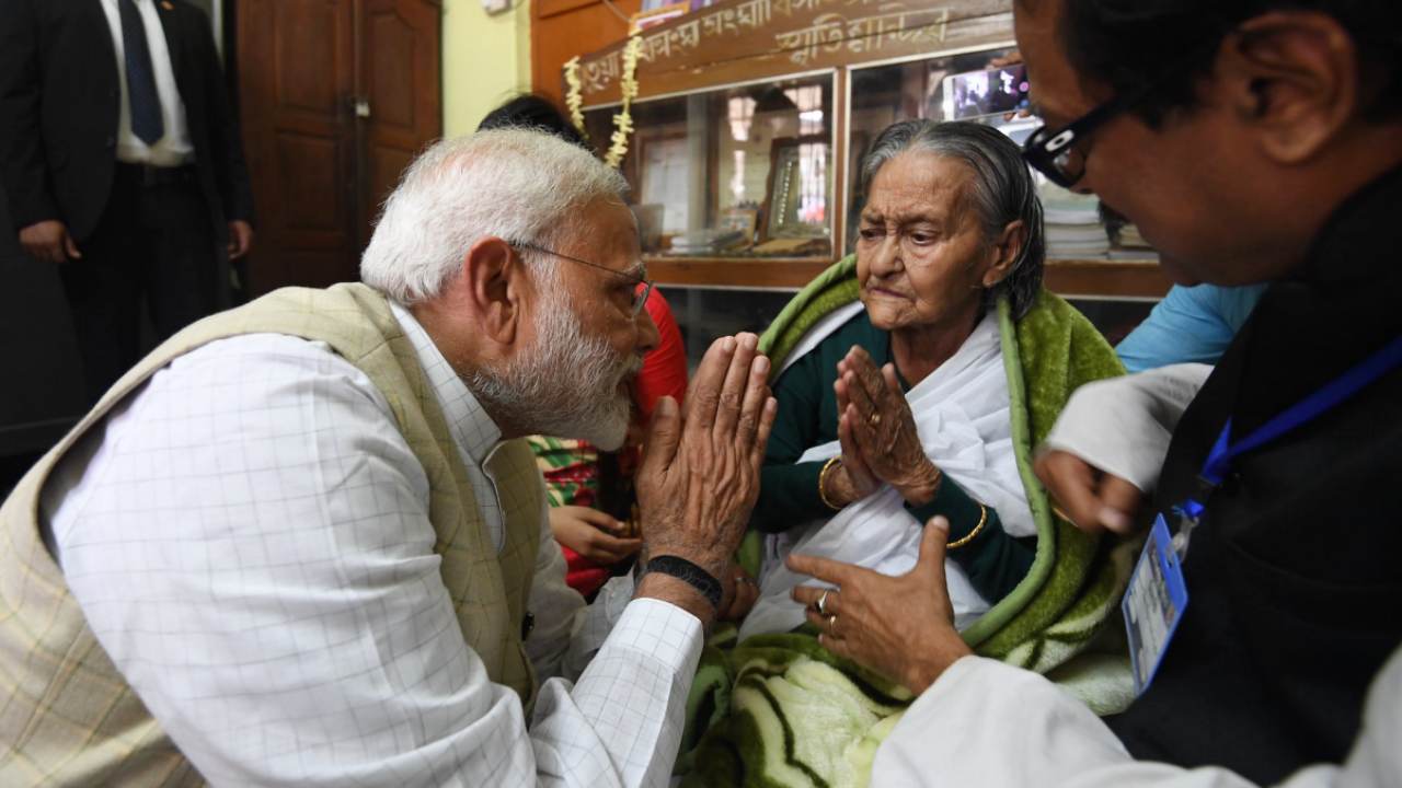 মতুয়াদের বার্তা দেওয়ার আগে টুইটে স্মৃতিচারণা মোদীর! পোস্ট করলেন বড়মার সঙ্গে ছবিও