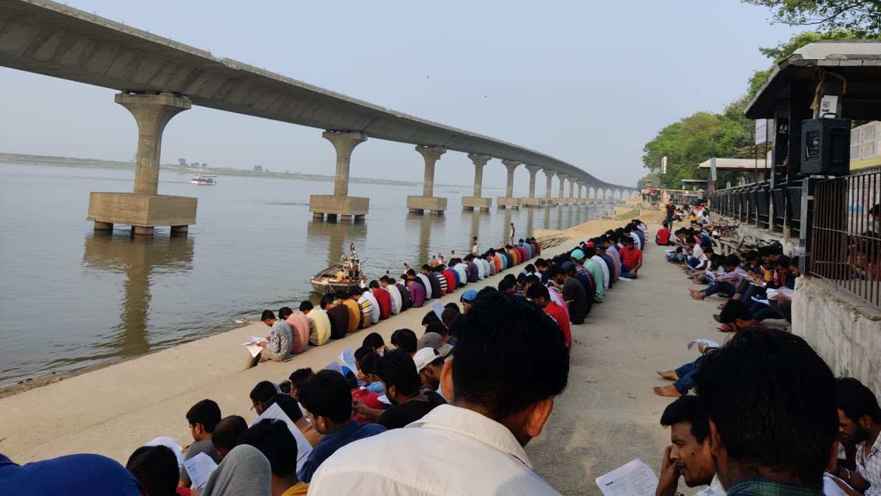 বেকারত্বের জ্বালায় জেরবার! গঙ্গার ঘাটে বসেই চাকরির পরীক্ষার প্রস্তুতি কয়েকশো প্রার্থীর