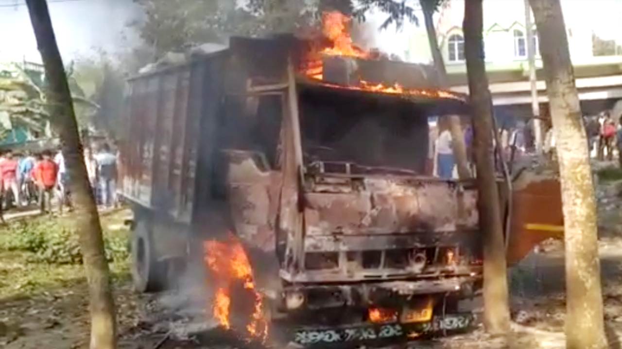 স্কুলে যাওয়ার পথে ট্রাকের চাকায় পিষ্ট হয়ে মৃত্যু পড়ুয়ার! ঘাতক ট্রাকে আগুন ধরালো উত্তেজিত জনতা