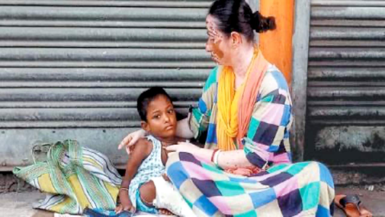 রেশন কার্ড নেই, নাম ওঠেনি লক্ষীর ভান্ডারে! মেয়েকে কোলে নিয়েই রাস্তায় ভিক্ষারত মা