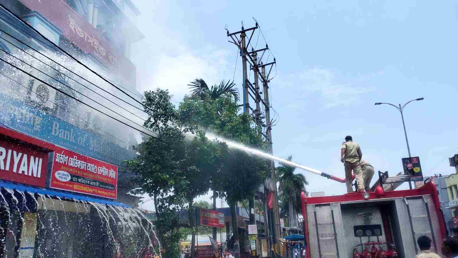 লেনদেন চলাকালীন হঠাৎই এক রাষ্ট্রায়ত্ত্ব ব্যাংকের শাখায় অগ্নিকাণ্ড! দমকলের চেষ্টায় আগুন নিয়ন্ত্রণে