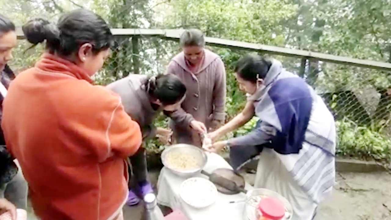 দার্জিলিং-এ ভ্রমণে বেরিয়ে অন্য মেজাজে ধরা দিলেন মুখ্যমন্ত্রী! নিজের হাতে বানালেন মোমো