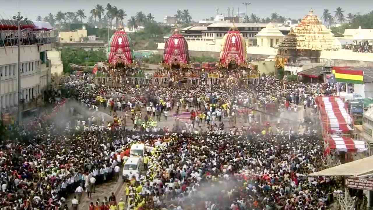 তীর্থভূমি পুরীতে শুরু রথযাত্রা! অসংখ্য ভক্ত সমাগমে সুমুদ্রশহর পূর্ণ কানায়-কানায়