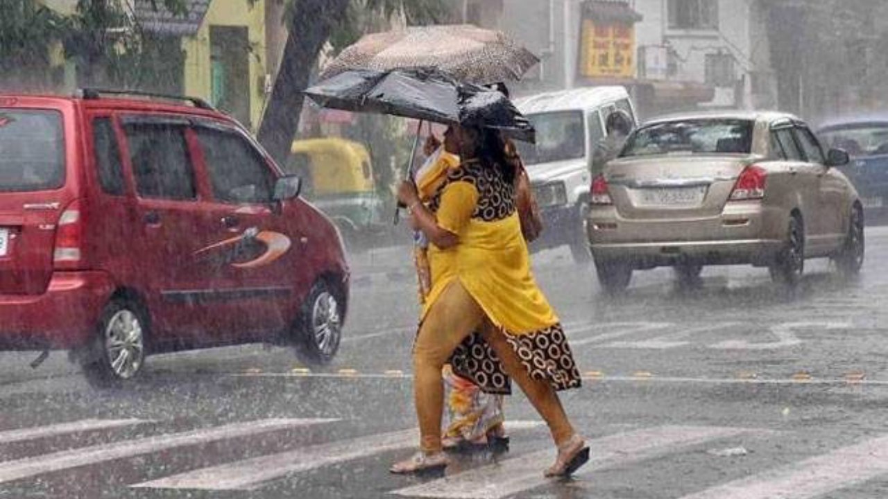 আগামী ৪-৫ দিন এই জেলাগুলিতে ভারী বৃষ্টির পূর্বাভাস! কেমন থাকবে রাজ্যের আবহাওয়া?