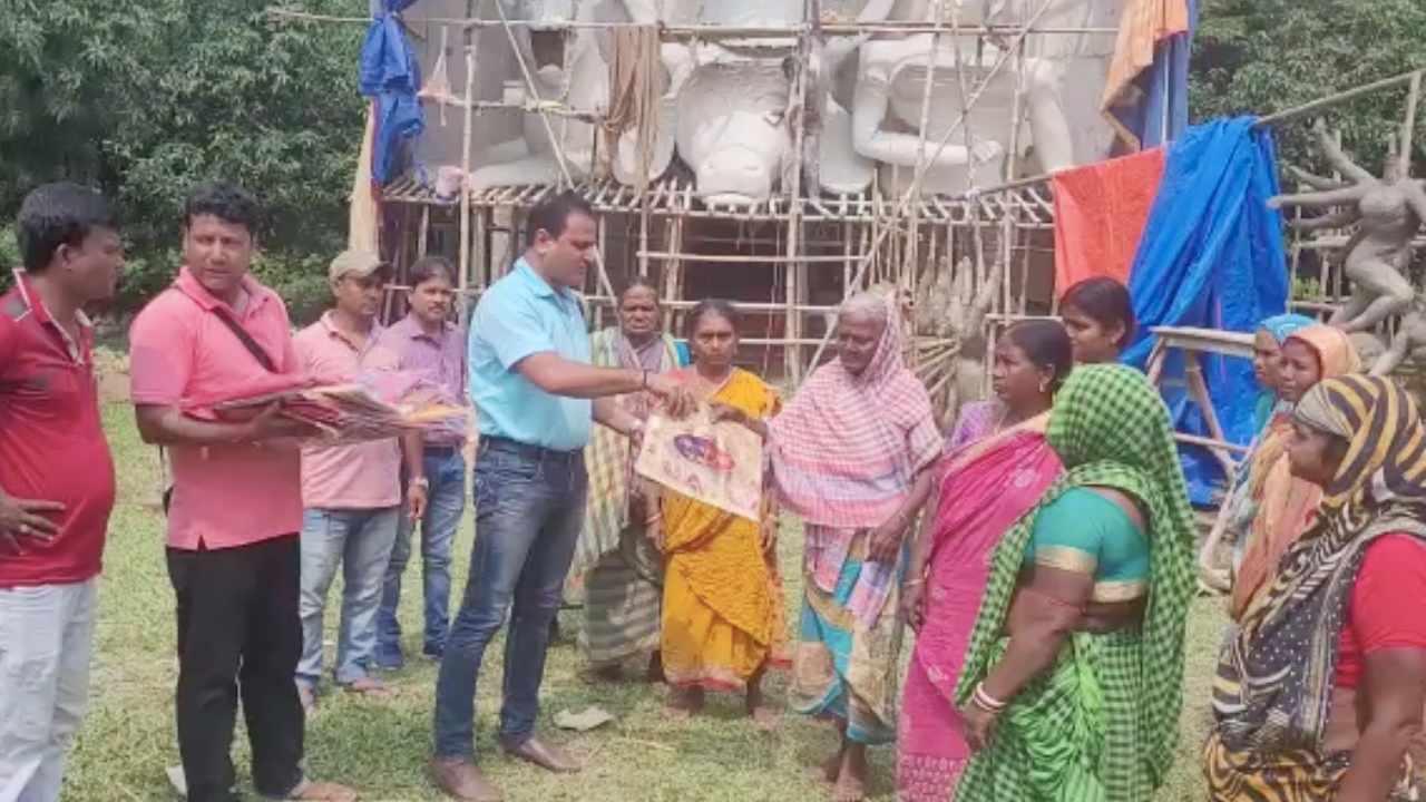 পুজোয় সবার মুখে হাসি ফুটুক! বেতনের টাকা খরচ করে বস্ত্র বিতরণ বাংলার এই প্রাথমিক শিক্ষকের