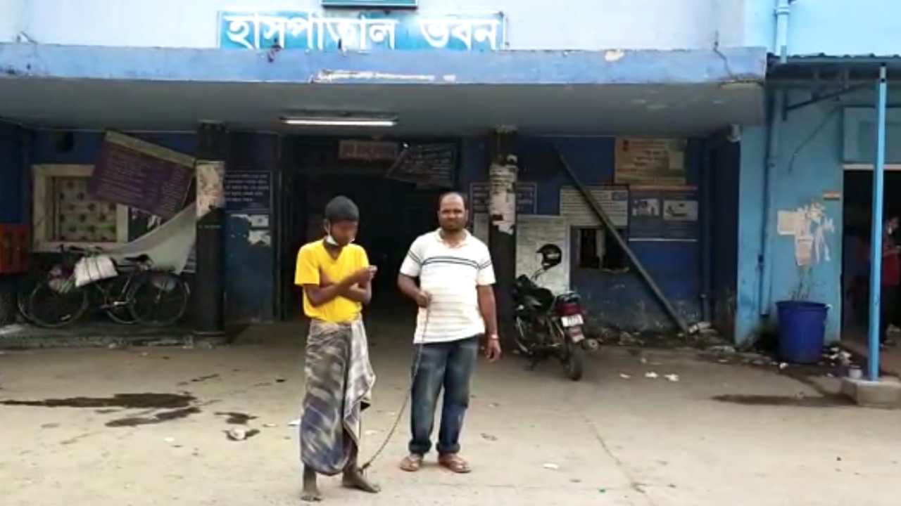 পায়ে বাঁধা শিকল! অসহায় ছেলের চিকিৎসার জন্য ৮ বছর ধরে ছুটে বেড়াচ্ছেন মা-বাবা