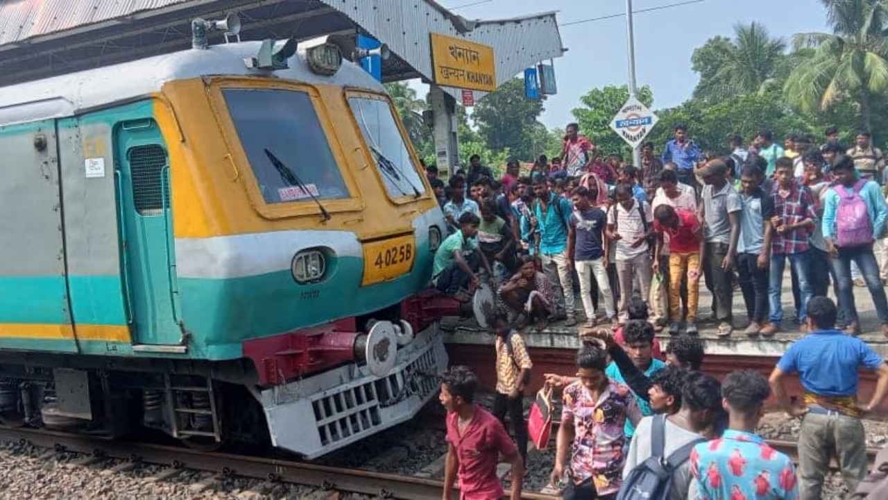 আজ ফের সাতসকাল থেকেই রেল অবরোধ! ব্যস্ত সময়ে হাওড়া-বর্ধমান মেন লাইনে বন্ধ ট্রেন পরিষেবা